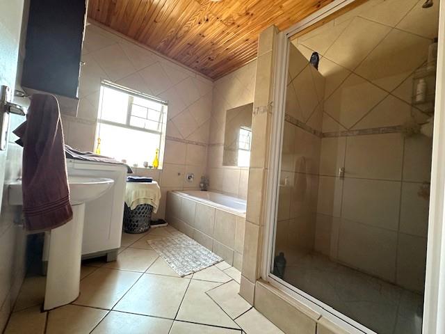 5 Bedroom Property for Sale in Swartkops Eastern Cape